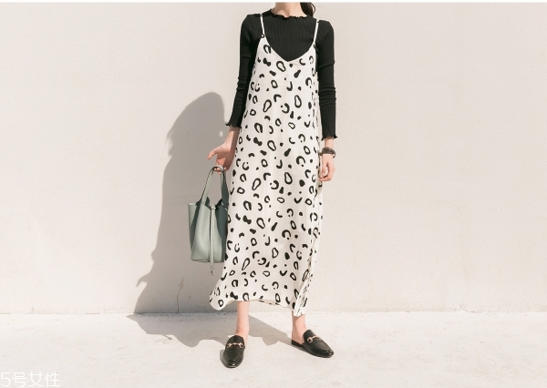 短裙與t恤的搭配好看嗎 短袖t恤怎么搭配好看 短裙與t恤的搭配好看嗎 短袖t恤怎么搭配好看