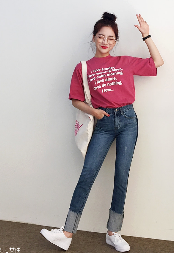 短裙與t恤的搭配好看嗎 短袖t恤怎么搭配好看 短裙與t恤的搭配好看嗎 短袖t恤怎么搭配好看