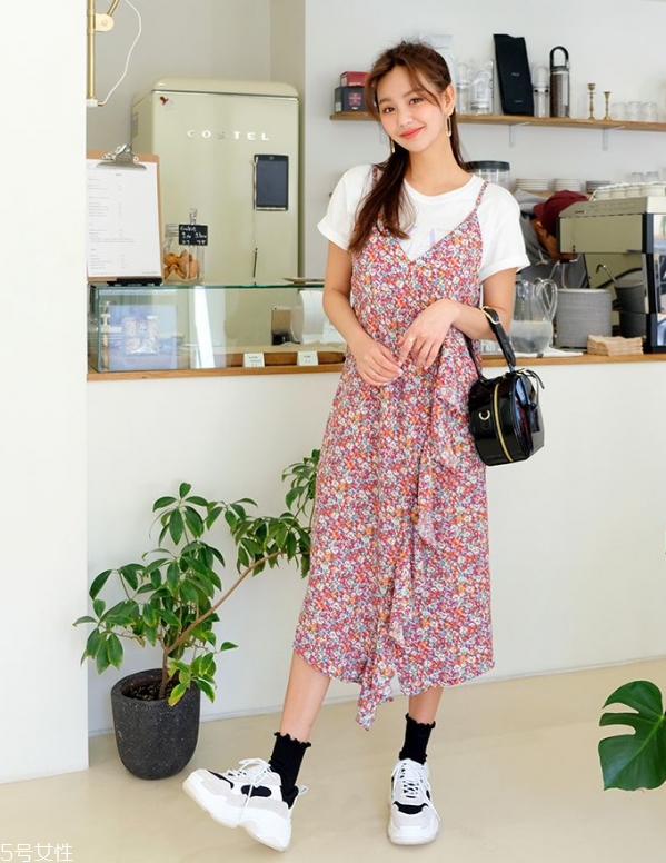 短裙與t恤的搭配好看嗎 短袖t恤怎么搭配好看 短裙與t恤的搭配好看嗎 短袖t恤怎么搭配好看