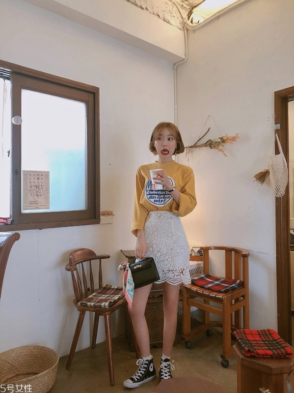 短裙與t恤的搭配好看嗎 短袖t恤怎么搭配好看 短裙與t恤的搭配好看嗎 短袖t恤怎么搭配好看