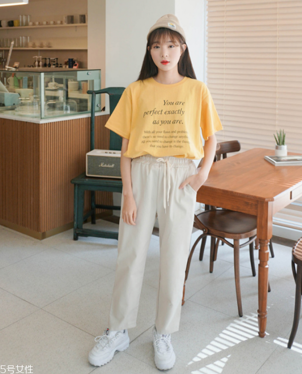 短裙與t恤的搭配好看嗎 短袖t恤怎么搭配好看 短裙與t恤的搭配好看嗎 短袖t恤怎么搭配好看
