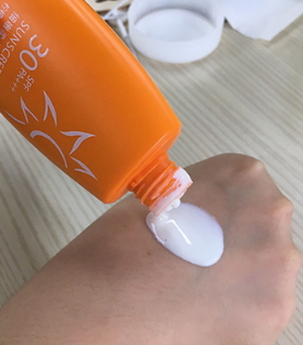 美加凈防曬霜金色和橘色哪個好？美加凈防曬金色橘色區(qū)別