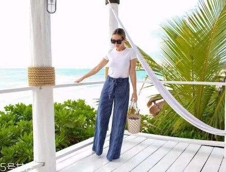 白色t恤下面穿什么？白色t恤下面怎么搭配？