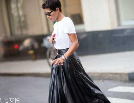 白色t恤下面穿什么？白色t恤下面怎么搭配？