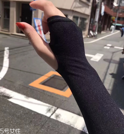 冰袖黑色好還是白色好？冰袖黑色防曬還是白色？