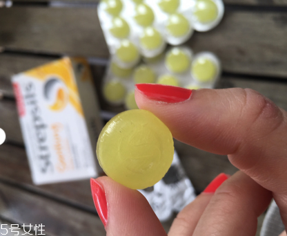 strepsils是什么藥？strepsils治什么?。?></p><h3>喉嚨痛的原因是什么</h3><p>全身病毒感染</p><p>全身病毒感染患者需要臥床休息，并服用阿司匹林或阿司匹林替代品緩解不適和降低體溫。如48小時未見好轉(zhuǎn)，請去醫(yī)院就診。</p><p>腮腺炎</p><p>腮腺炎是病毒感染了唾液腺，病毒也可能同時感染其他腺體，從未患過本病的人尤應(yīng)注意。建議此病患者臥床休息，并服用阿斯匹林或阿斯匹林代替品以緩解不適。如果睪丸疼痛或腫脹，則可能是睪丸也已發(fā)炎。在這種情況下，可能需要使用抗炎藥物。</p><p style=