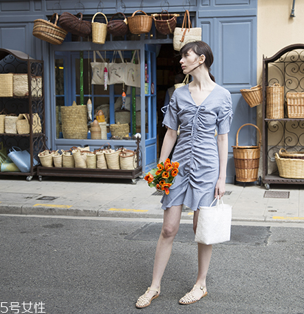 胳膊粗穿什么連衣裙？胳膊粗適合什么連衣裙？