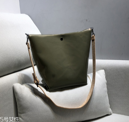 穿裙子背什么包包好看？穿裙子適合背什么包？