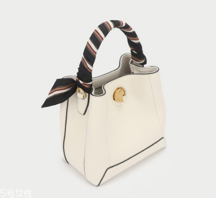 穿裙子背什么包包好看？穿裙子適合背什么包？