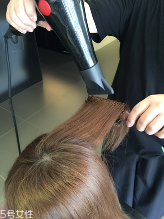 泡面頭怎么燙自然好看 泡面頭簡(jiǎn)單兩步走 泡面頭怎么燙自然好看 泡面頭簡(jiǎn)單兩步走