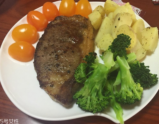 西冷牛排有肥肉嗎？西冷牛排是瘦肉嗎？