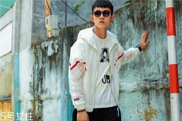 防曬衣里面穿什么？防曬衣里面怎么搭配？