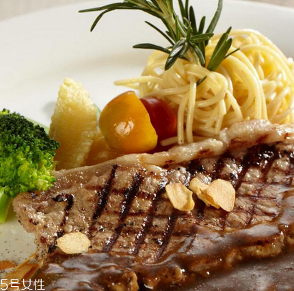 西冷牛排配什么酒？吃西冷牛排喝什么酒？