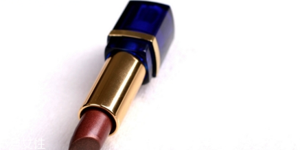 天天涂口紅嘴唇會(huì)變黑嗎 口紅對(duì)人體有哪些危害 天天涂口紅嘴唇會(huì)變黑嗎 口紅對(duì)人體有哪些危害