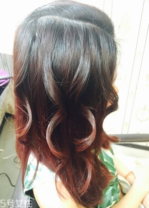 燙發(fā)棒怎么卷發(fā) 燙發(fā)棒怎么打造慵懶長(zhǎng)卷發(fā) 燙發(fā)棒怎么卷發(fā) 燙發(fā)棒怎么打造慵懶長(zhǎng)卷發(fā)