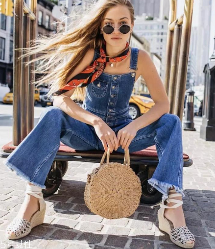 度假背什么包包好看？度假適合背什么包包？