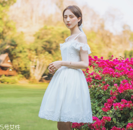 復(fù)古連衣裙怎么搭配？復(fù)古連衣裙搭配圖片