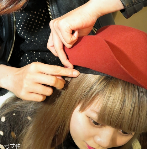 戴帽子怎么固定不晃動(dòng) 戴帽子固定小技巧 戴帽子怎么固定不晃動(dòng) 戴帽子固定小技巧
