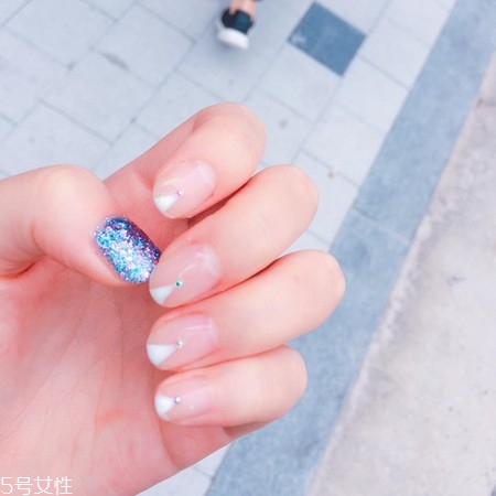 倒三角幾何美甲圖片 倒三角幾何美甲樣式大全 倒三角幾何美甲圖片 倒三角幾何美甲樣式大全