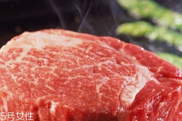 菲力牛排是合成的嗎？菲力牛排是牛里脊嗎？