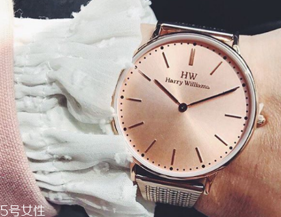 手表可以用吹風(fēng)機(jī)吹嗎？手表進(jìn)水能用吹風(fēng)機(jī)嗎？