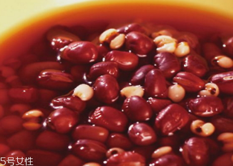 紅豆湯什么時(shí)候喝最好 紅豆湯可以空腹喝嗎 紅豆湯什么時(shí)候喝最好 紅豆湯可以空腹喝嗎