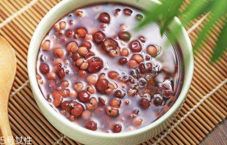 紅豆湯什么時(shí)候喝最好 紅豆湯可以空腹喝嗎 紅豆湯什么時(shí)候喝最好 紅豆湯可以空腹喝嗎