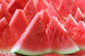 西瓜不能和什么食物一起吃？哪些人不能吃西瓜？