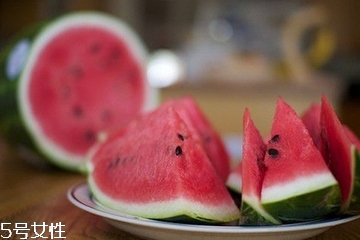 西瓜不能和什么食物一起吃？哪些人不能吃西瓜？