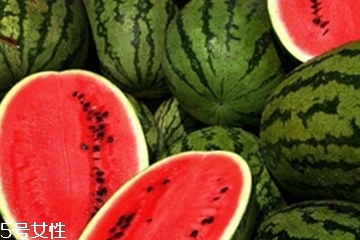 西瓜不能和什么食物一起吃？哪些人不能吃西瓜？