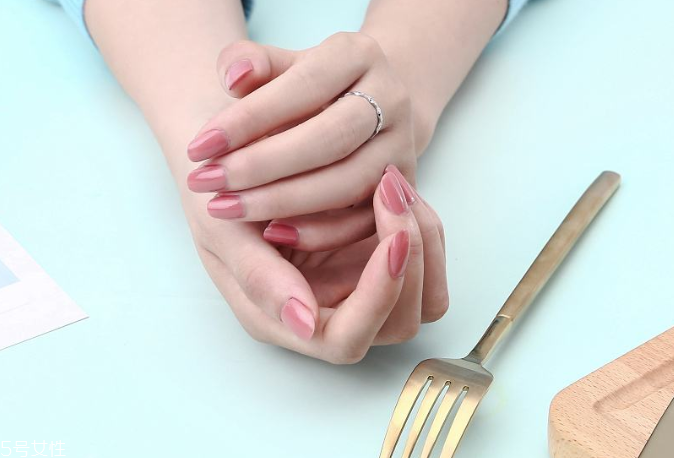 指甲油怎么避免涂到肉上 指甲油超級實用技巧 指甲油怎么避免涂到肉上 指甲油超級實用技巧