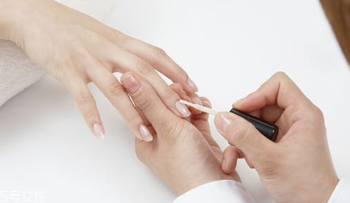 指甲油怎么避免涂到肉上 指甲油超級實用技巧 指甲油怎么避免涂到肉上 指甲油超級實用技巧