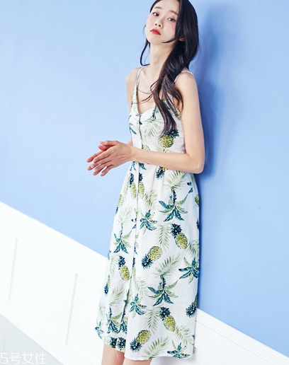 夏天穿吊帶裙怎么搭配？夏季吊帶裙搭配圖片