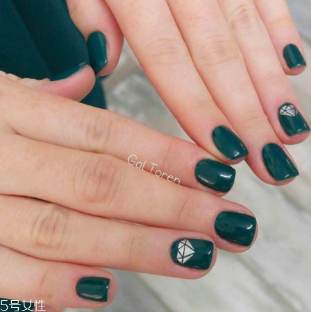 綠色指甲油哪個牌子好 綠色指甲油美甲花樣圖 綠色指甲油哪個牌子好 綠色指甲油美甲花樣圖