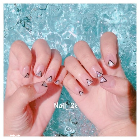 倒三角幾何美甲圖片 倒三角幾何美甲樣式大全 倒三角幾何美甲圖片 倒三角幾何美甲樣式大全