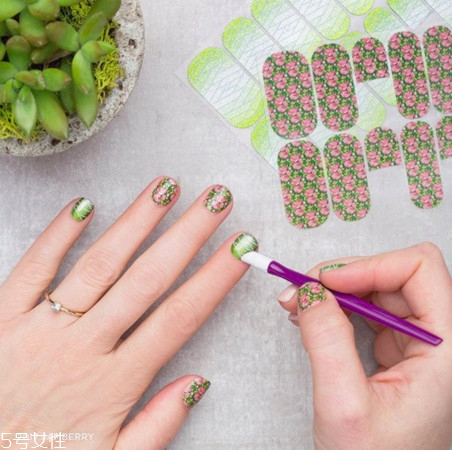 綠色指甲油哪個牌子好 綠色指甲油美甲花樣圖 綠色指甲油哪個牌子好 綠色指甲油美甲花樣圖