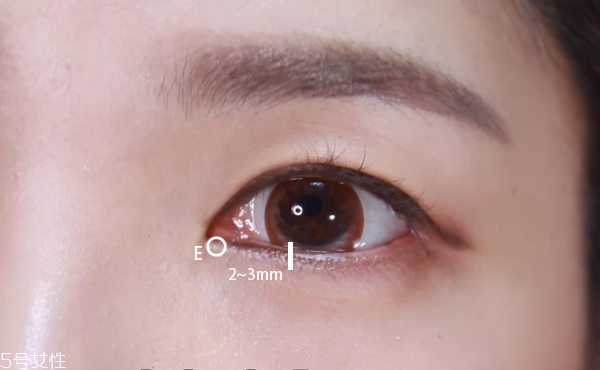 不畫眼線只畫眼影行嗎 不畫眼線的眼睛放大術