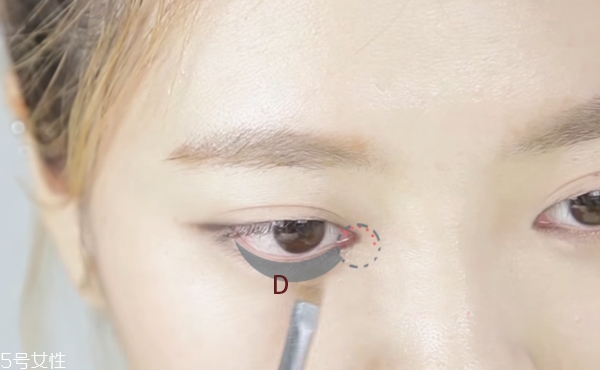 不畫眼線只畫眼影行嗎 不畫眼線的眼睛放大術