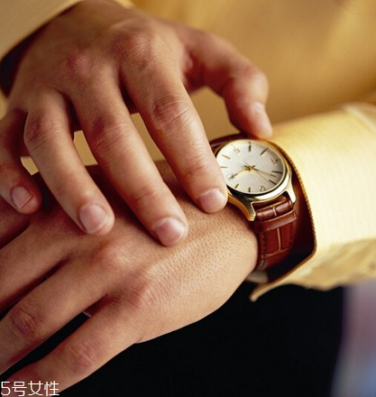 手表日期調(diào)過了怎么辦？手表日期調(diào)多了怎么調(diào)回去？