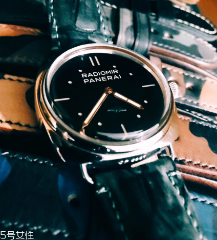 手表日期調(diào)過了怎么辦？手表日期調(diào)多了怎么調(diào)回去？