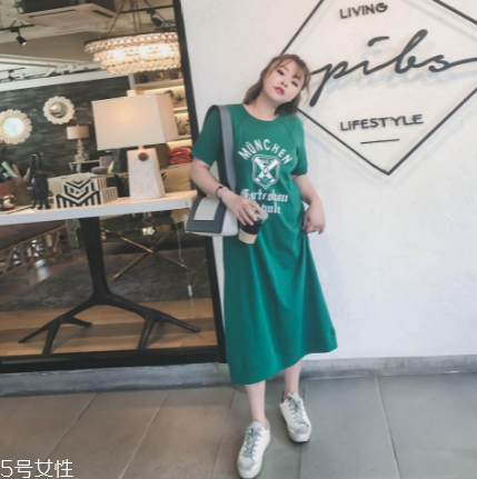 綠色連衣裙怎么搭配？綠色連衣裙搭配圖片