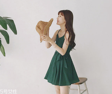 綠色連衣裙怎么搭配？綠色連衣裙搭配圖片