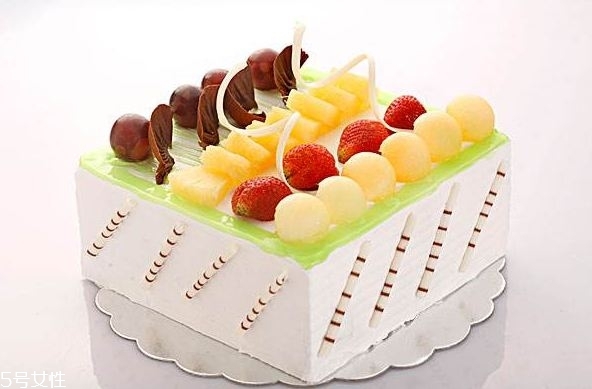 蛋糕尺寸適合多少人？6寸的蛋糕4個人吃夠嗎？