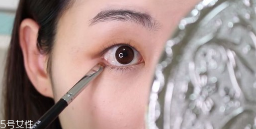 不畫眼線只畫眼影行嗎 不畫眼線的眼睛放大術