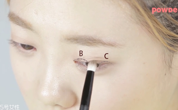 不畫眼線只畫眼影行嗎 不畫眼線的眼睛放大術