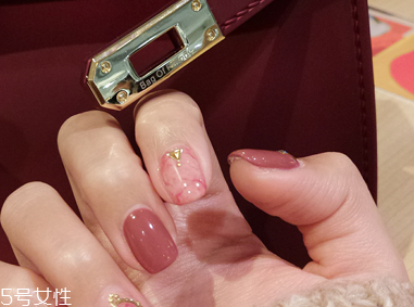 2022流行美甲圖片淺色 最適合夏天做的美甲顏色款式 2022流行美甲圖片淺色 最適合夏天做的美甲顏色款式