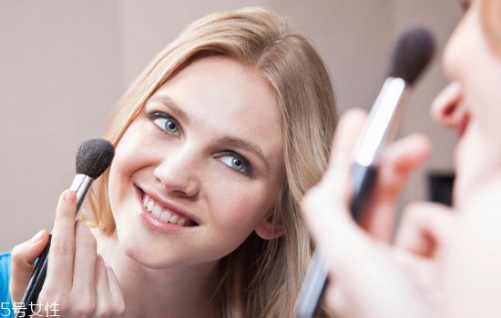 腮紅膏和腮紅粉的區(qū)別 腮紅膏和腮紅粉對比 腮紅膏和腮紅粉的區(qū)別 腮紅膏和腮紅粉對比