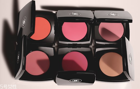 腮紅膏和腮紅粉的區(qū)別 腮紅膏和腮紅粉對比 腮紅膏和腮紅粉的區(qū)別 腮紅膏和腮紅粉對比