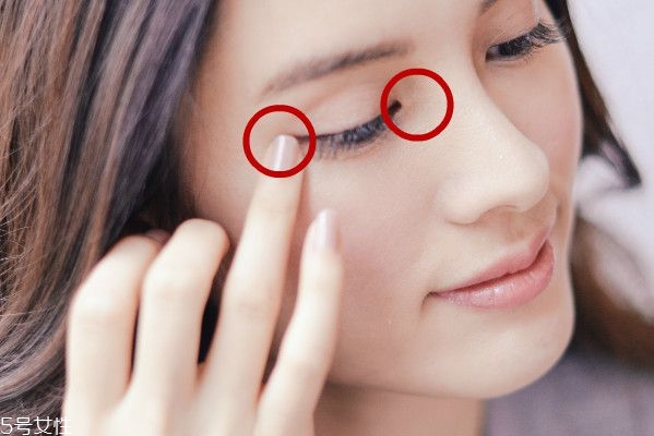 不畫眼線只畫眼影行嗎 不畫眼線的眼睛放大術