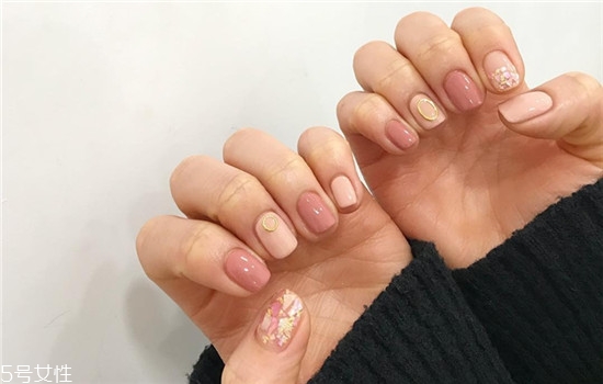2018粉色美甲新款式圖片 今年流行的夏日清新美甲 2018粉色美甲新款式圖片 今年流行的夏日清新美甲